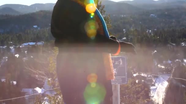 Стара жінка, що стоїть надворі взимку — стокове відео