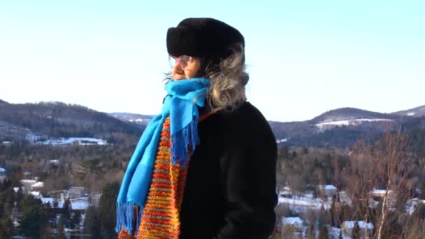 Vieille femme debout dehors en hiver — Video