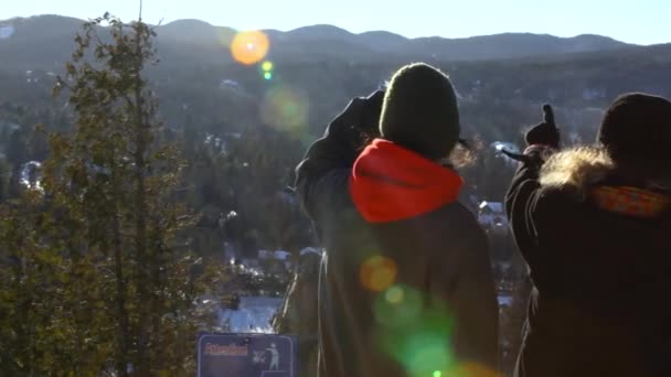 Mann und Frau reden im Winter draußen. — Stockvideo