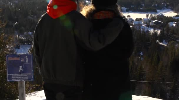 Uomo e donna che parlano fuori in inverno . — Video Stock
