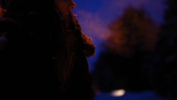 Chica fumando al aire libre en invierno, por la noche en invierno — Vídeos de Stock