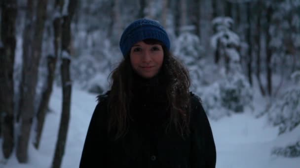 Mujer sonriente parada sola en la nieve por diversión — Vídeos de Stock