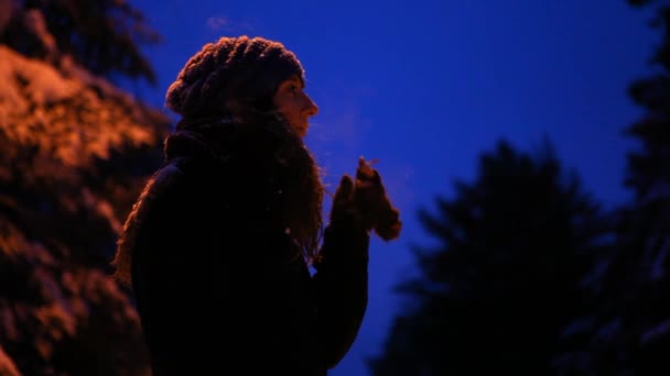 Девушка курит на улице зимой, ночью зимой — стоковое видео
