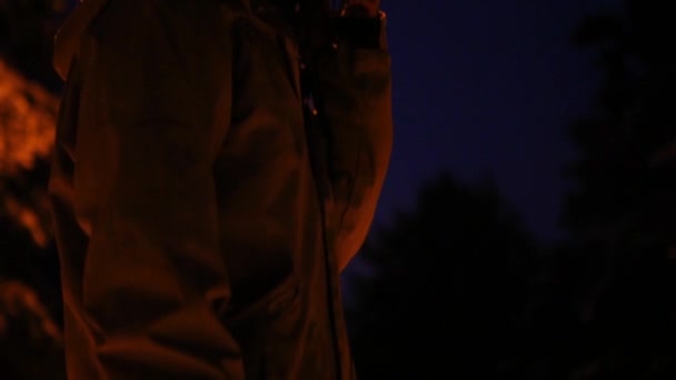 Muž kouřící venku v zimě, v noci v zimním čase — Stock video