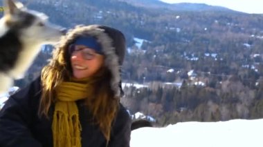 Kışın Husky ile oynayan kız.. 