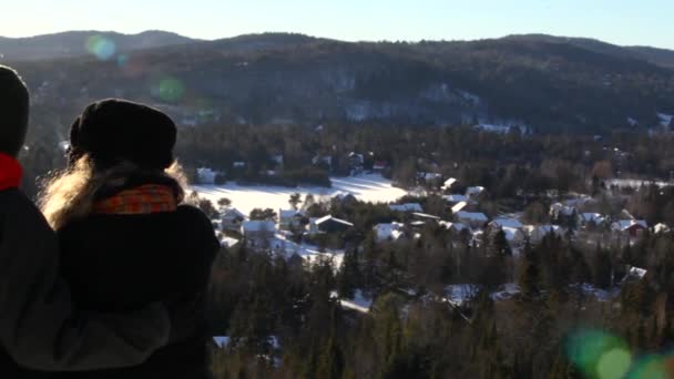 Uomo e donna che parlano fuori in inverno . — Video Stock