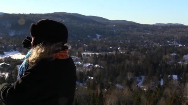 Mann und Frau reden im Winter draußen. — Stockvideo