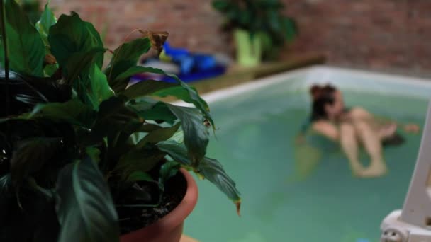 Frische grüne Blätter im Thermalbad in der Nähe des Schwimmbades — Stockvideo