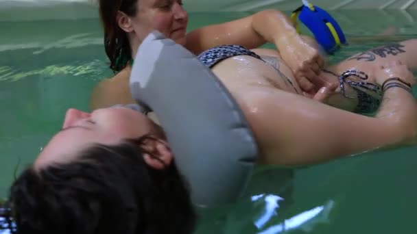 Terapeuta dando barriga ponto para senhora grávida — Vídeo de Stock