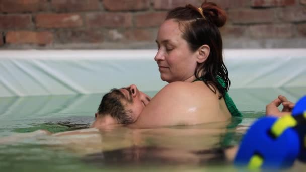 Terapeuta dando masaje facial de agua del hombre — Vídeo de stock