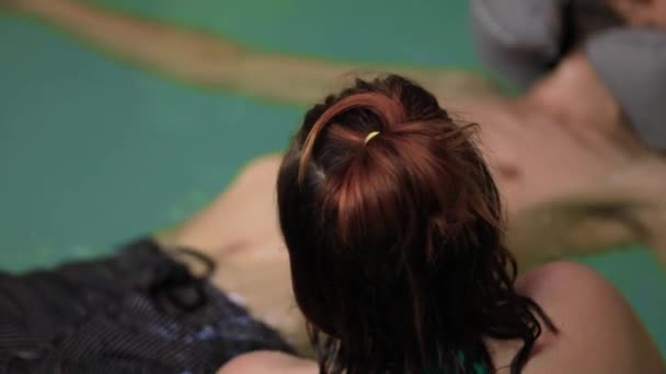 아쿠아 요법을 하는 젊은 치료사 — 비디오