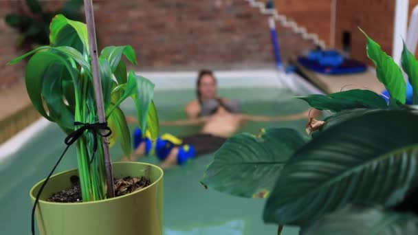 Plantas verdes frescas en el centro de terapia acuática — Vídeo de stock