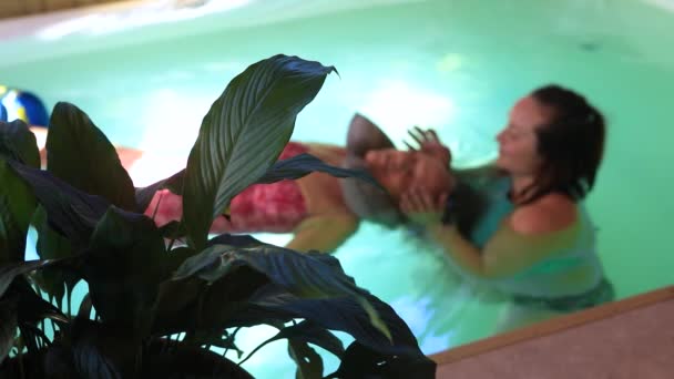 Therapeut het geven van massage aan senior vrouw — Stockvideo