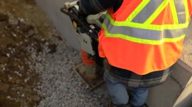 Titreşimli hidrolik toprak öğütücü çalışıyor