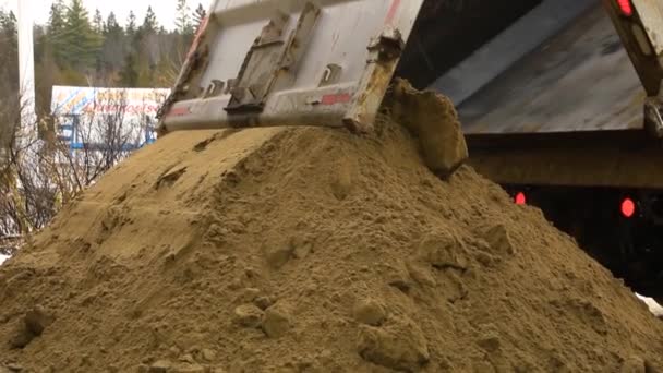 Construcción de arena entregada desde camión volquete — Vídeo de stock