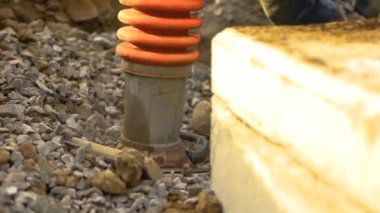 Titreşimli hidrolik toprak öğütücü çalışıyor