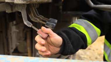 Adam beton kamyon kolu kullanıyor.