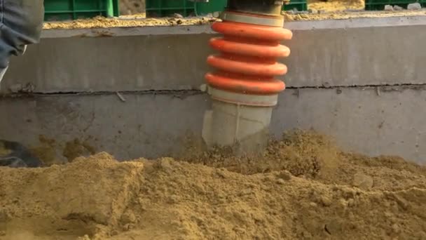 Rammer vibratorio hidráulico de tierra en el trabajo — Vídeo de stock