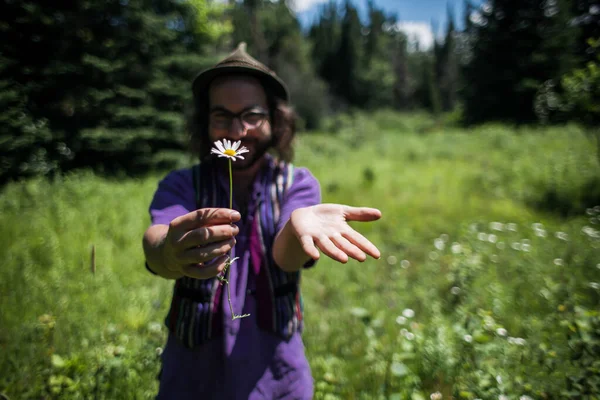 Un narrador bohemio en la naturaleza — Foto de Stock