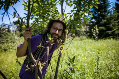 Doğada bir bohem hikaye anlatıcısı.