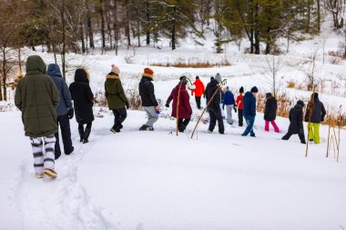 İnsanlar kış kampına yürüyorlar.