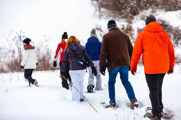 Personas caminando al camping de invierno — Foto de Stock