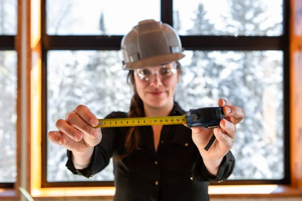 Worker woman holding a tape measure — Stock Photo, Image