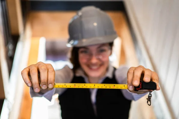 Trabalhador mulher segurando uma fita métrica — Fotografia de Stock