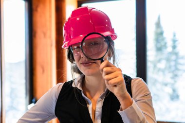 Müfettiş kadın büyüteç kullanıyor.