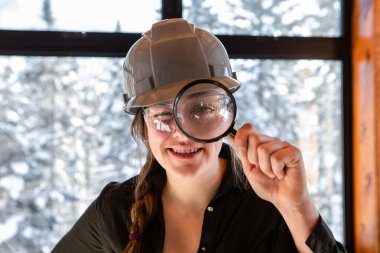 Müfettiş kadın büyüteç kullanıyor.