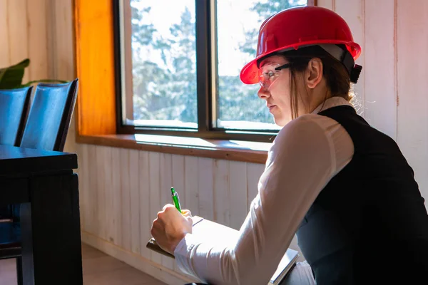 건축 검사관 이 일하는 여성 — 스톡 사진