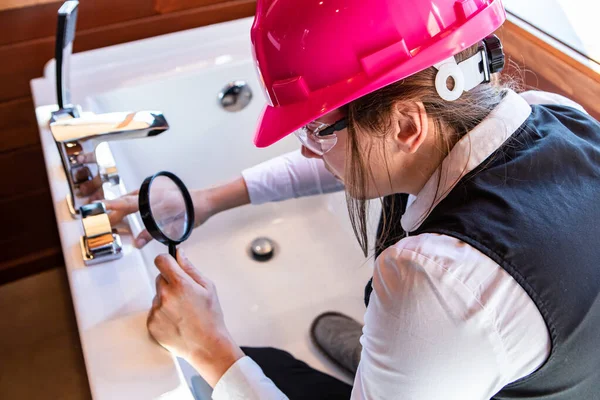 Home bathroom pre-purchase inspection — Stock Photo, Image