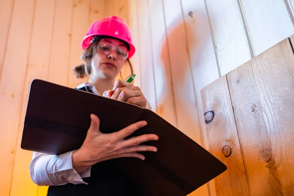 Inspetor de construção mulher toma notas — Fotografia de Stock