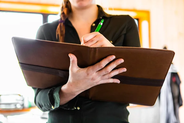 Inspector de construcción mujer toma notas — Foto de Stock