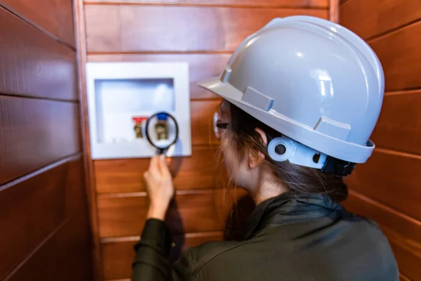 Inspector mujer usando una lupa — Foto de Stock