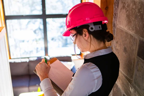 Construction inspector woman takes notes — Stock Photo, Image