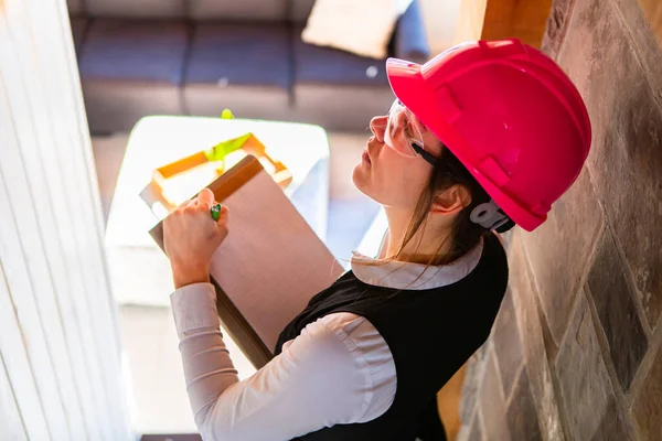 Inspector de construcción mujer toma notas — Foto de Stock