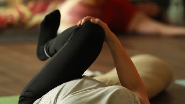 Woman glute stretch yoga lying on mat — Stok video