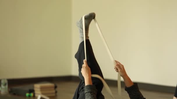 椅子をやっている女性の脚ポーズ運動 — ストック動画