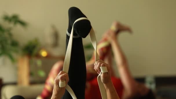 Woman using elastic band for leg exercise — Αρχείο Βίντεο