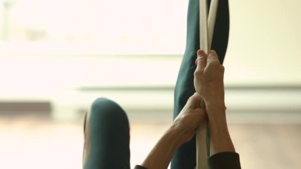 Gamba di donna che fa sedia posa esercizio — Video Stock