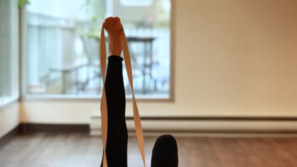 Нога женщины делает стул позировать упражнения — стоковое видео