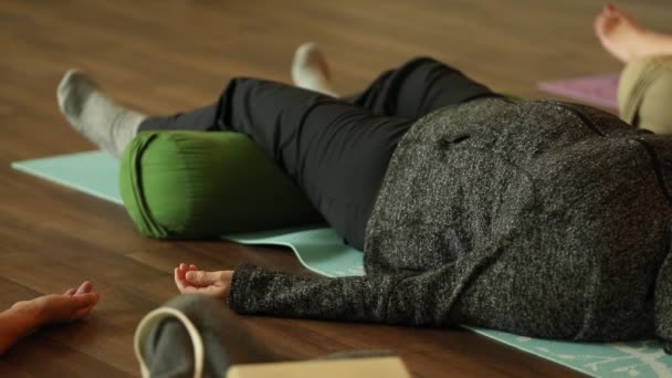 Mulher fazendo exercício respiratório em shavasana — Vídeo de Stock
