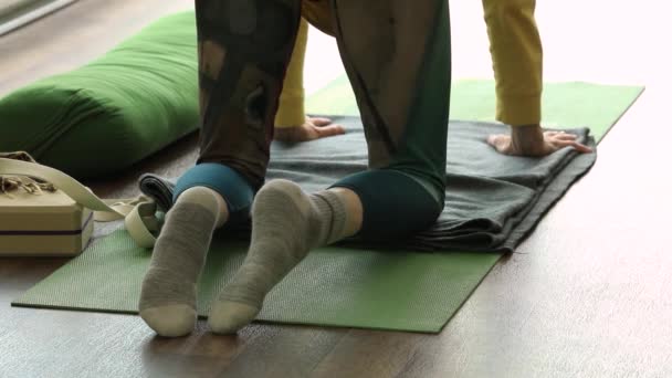 Mujer practicando flexión hacia adelante y pose de vaca — Vídeo de stock