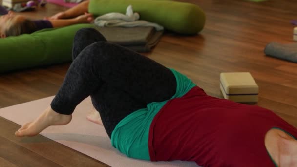 Grupo de mujeres haciendo hip side twist yoga — Vídeos de Stock