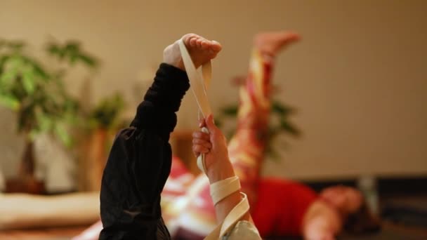 Mujer usando banda elástica para el ejercicio de piernas — Vídeos de Stock