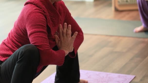 Mujer practicando sentadillas con las manos cruzadas — Vídeos de Stock