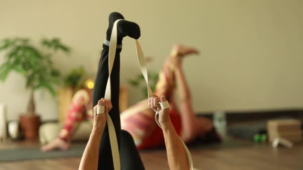 Woman using elastic band for leg exercise — 图库视频影像