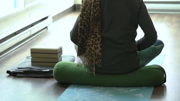 Femme assise sur un tapis faisant de l'exercice respiratoire — Video