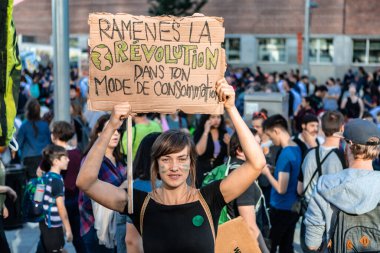 Mitingde çevreci aktivist pankart